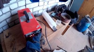 Почему на инверторе сварочный ток на всю, а электрод не горит.mp4