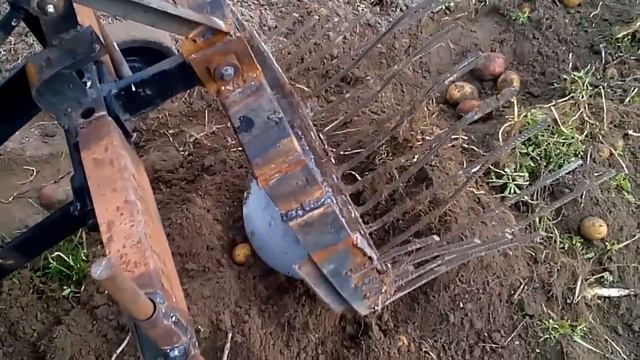 Простейшая картофелекопалка к минитрактору. смотреть онлайн
