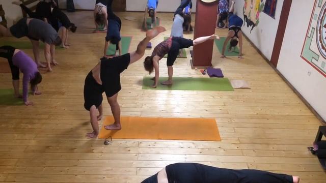 Медитация и Хатха-йога. Студия "Кайлас". Ведет Валерий Вира смотреть онлайн