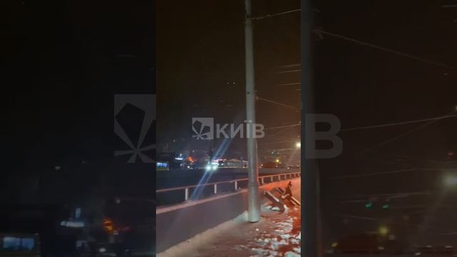 В Киеве обесточенные троллейбусы заблокировали движение. смотреть онлайн