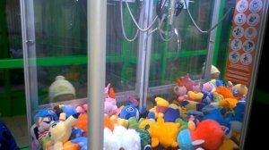 Автомат с игрушками. Как достать игрушки с автомата? The claw machine.