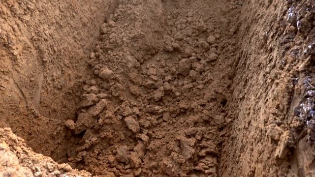 Копаю колодец под канализацию на JCB 3CX. Видео про трактор экскаватор погрузчик. Будни тракториста смотреть онлайн