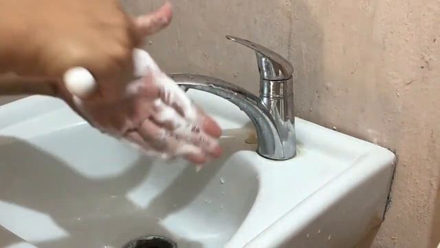HOW I CLEAN MY MAKEUP BRUSHES USING JOE'S TRADER HANDSOAP смотреть онлайн