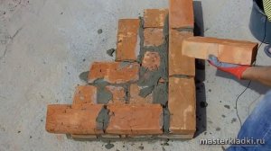 Кирпичная кладка угла в 1,5 кирпича "Многорядная система перевязки" -  [© masterkladki]