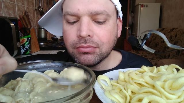 МУКБАНГ ПЕЛЬМЕНИ с сырным соусом/ОБЖОР луковые кольца смотреть онлайн