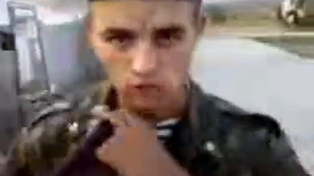 Солдат заигрался с "микрофоном"!))) смотреть онлайн