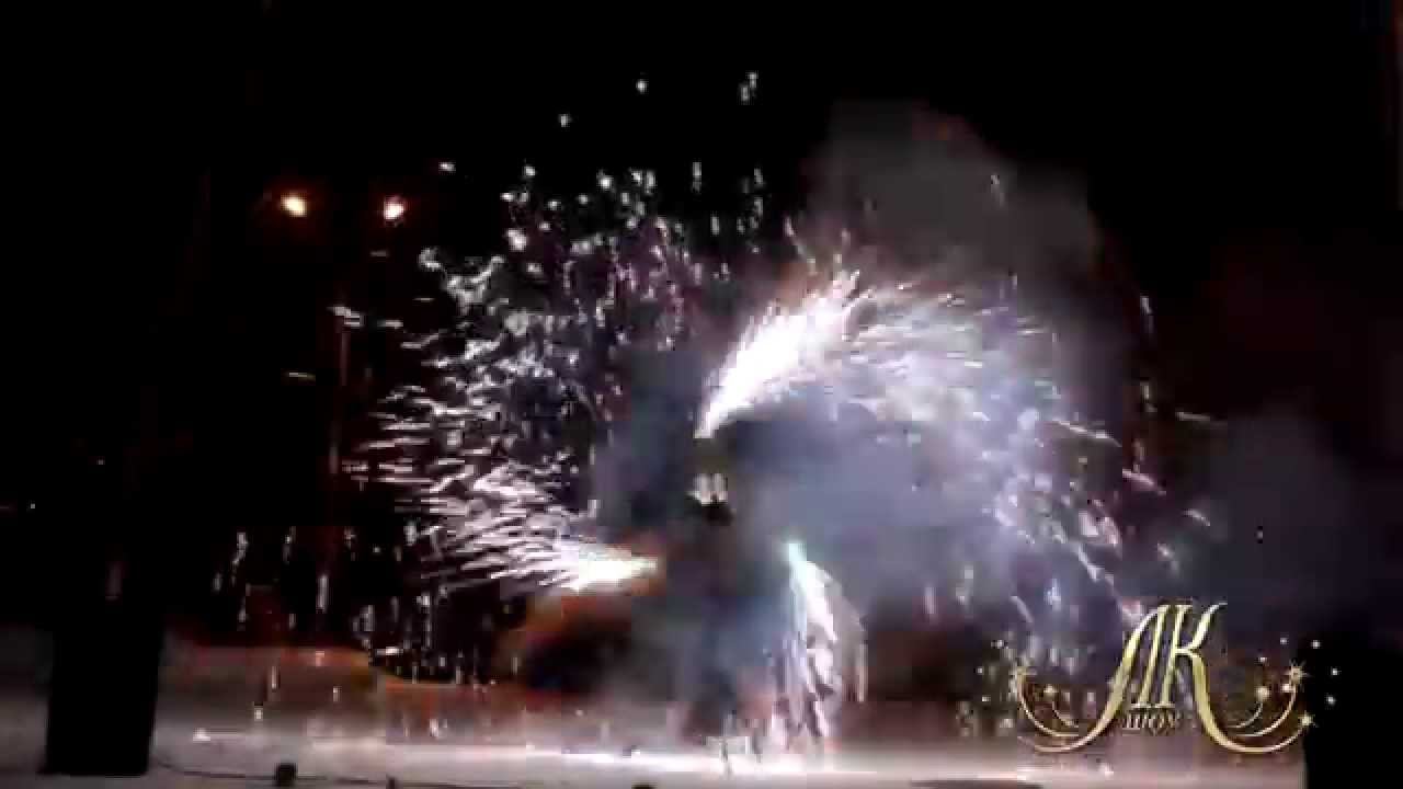 Салют с днем рождения. Наземный фейерверк из фонтанов и пиротехнических фигур. смотреть онлайн