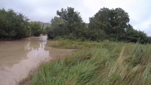 Крым.Село Белая Скала. Река Биюк Карасу вышла из берегов. 27 июня 2022. смотреть онлайн