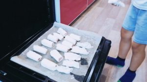 Я ПЕКУ ПЕКУ ПЕКУ деткам всем по пирожку а для милой мамочки испеку два пряничка