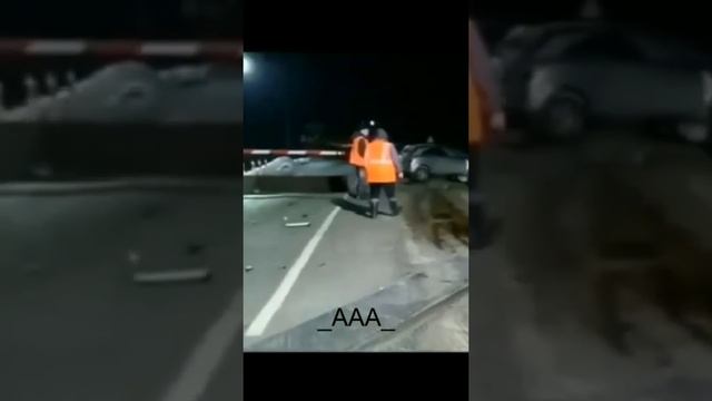 В Башкирии водитель! попал в ДТП на переезде! после чего сбежал, бросив пассажирку! смотреть онлайн
