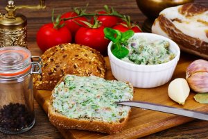 Вкуснейшая намазка на хлеб из сала и чеснока. Легкие закуски.