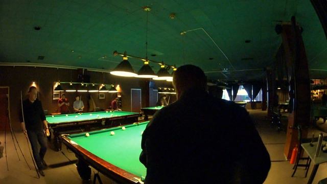 Четыре бильярдных шара с кия в партии по свободной пирамиде, русский бильярд смотреть онлайн