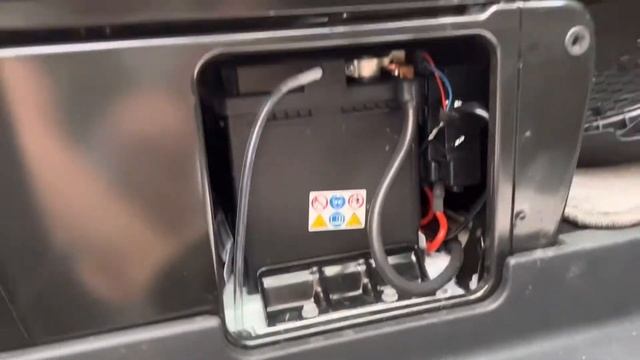 Расположение аккумулятора Mercedes W447 V класс