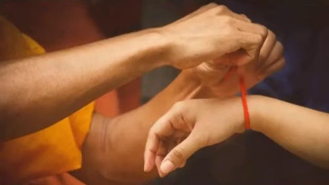 КРАСНАЯ НИТЬ: КАК ПРАВИЛЬНО ЗАВЯЗАТЬ НА ЗАПЯСТЬЕ смотреть онлайн