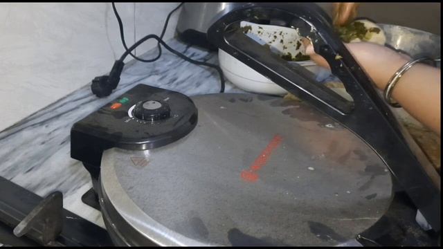 Roti Maker Review || Raat ka khana Aalo Palak Paratha or Fish Fry || Great Tip for Machli ki badbo смотреть онлайн