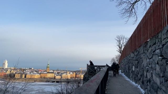 Stockholm Walks: the scenic Monteliusvägen in snow. City streets to city view on Christmas day смотреть онлайн