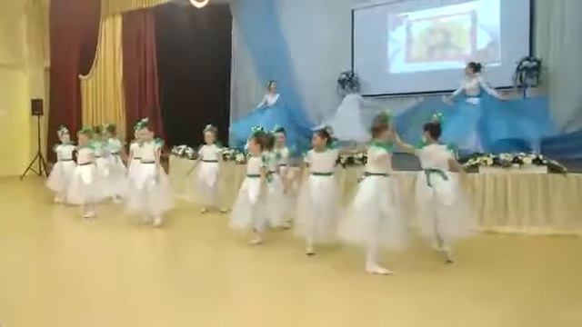 Танец подснежнеков в школе. На 8 марта смотреть онлайн