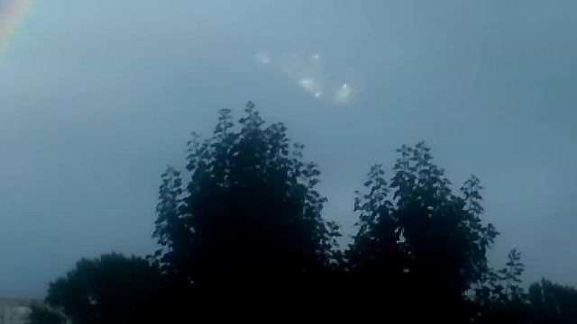 НЛО ПРИЛЕТЕЛО В МОСКВУ И СДЕЛАЛО НА НЕБЕ ДВОЙНУЮ РАДУГУ. смотреть онлайн