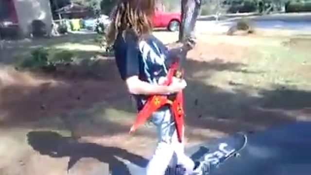 Skateboarder dude plays guitar while skating. смотреть онлайн
