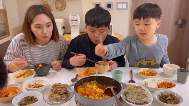 가족먹방 두부찌개 육전 관자흉내낸 새송이버섯조림 먹방 Mukbang