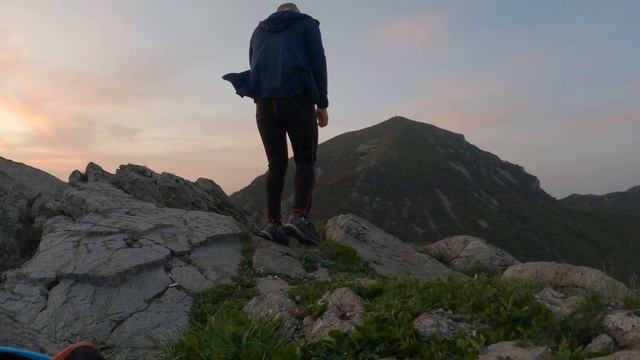 Восхождение на Скалу "Два Брата" и спуск: Путешествие от заката до темноты смотреть онлайн