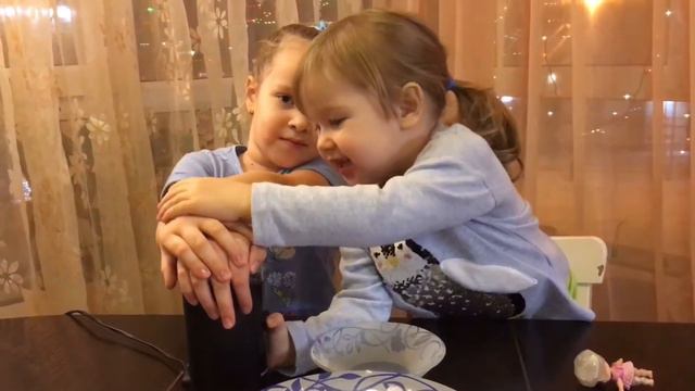 Съедобный слайм. Получится или нет? Алина кушает слайм? Смотрим видео! смотреть онлайн
