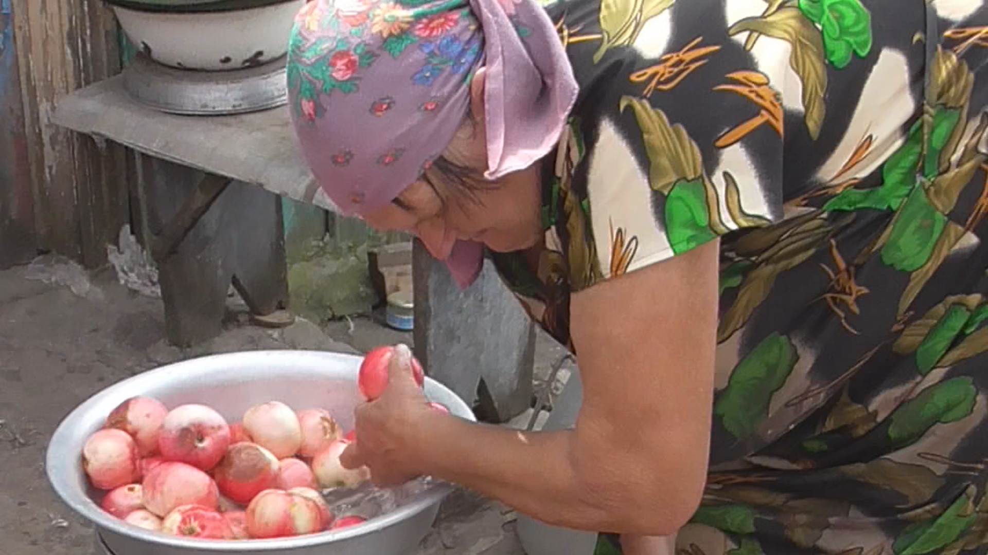 Бабушка моет яблоки во дворе смотреть онлайн