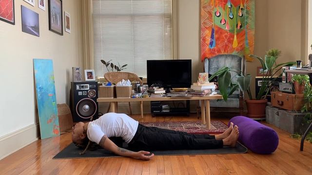 20 Minute Restorative Yoga with Props | Yin Yoga Inspired смотреть онлайн