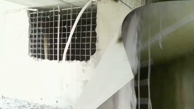 Безопасный демонтаж (снос) межкомнатной перегородки из бетона. смотреть онлайн