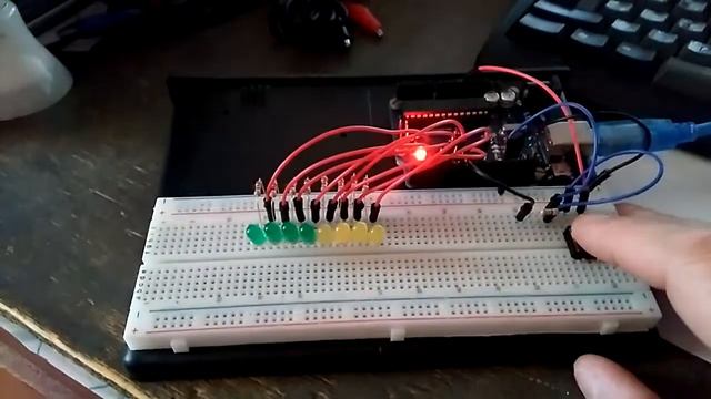 Arduino Uno. Управляем одной кнопкой несколькими светодиодами смотреть онлайн