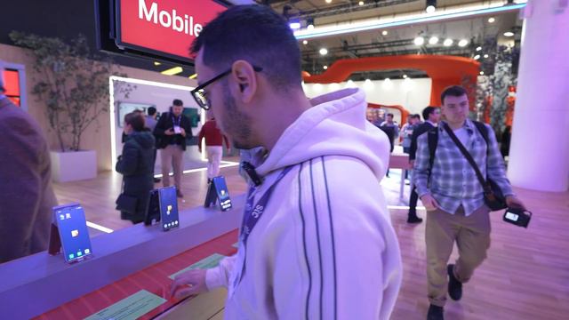 КОЙ ТЕЛЕФОН ПРАВИ НАЙ ДОБРИТЕ СЕЛФИТА НА MWC!? смотреть онлайн
