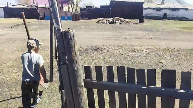 Вскапываем огород,сажаем цветы ,одним словом наводим порядок . смотреть онлайн