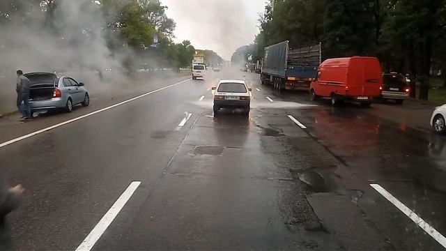 как так？ у человека загорелась машына и всем безрозлично？！ смотреть онлайн