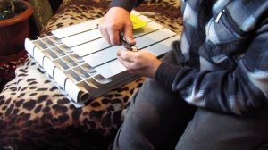 Кран Маевского вкручиваем в радиатор отопления