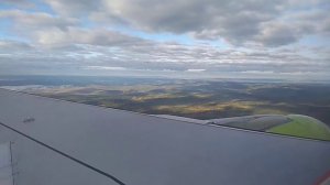 Под крылом самолёта о чём-то поёт зелёное море тайги.