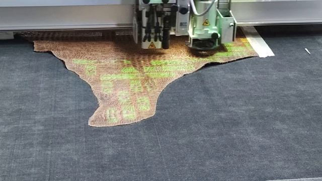 Перфорация и резка кожи на плоттере смотреть онлайн