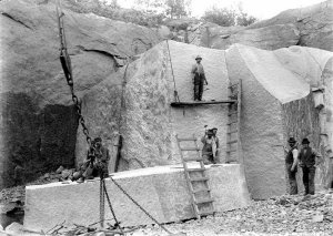 Рабочии каменаломни на глубине 15 метров нашли колонны.wmv