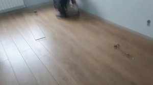 Укладка ламината в двушке без порогов.