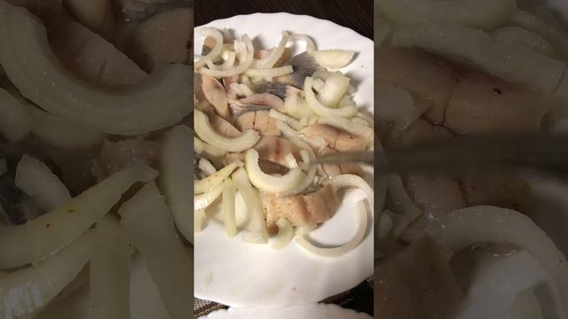 Всем внимание Одесса !!!оливье салат 🥗, домашний хлеб на закваске и селедка с луком 🧅 смотреть онлайн