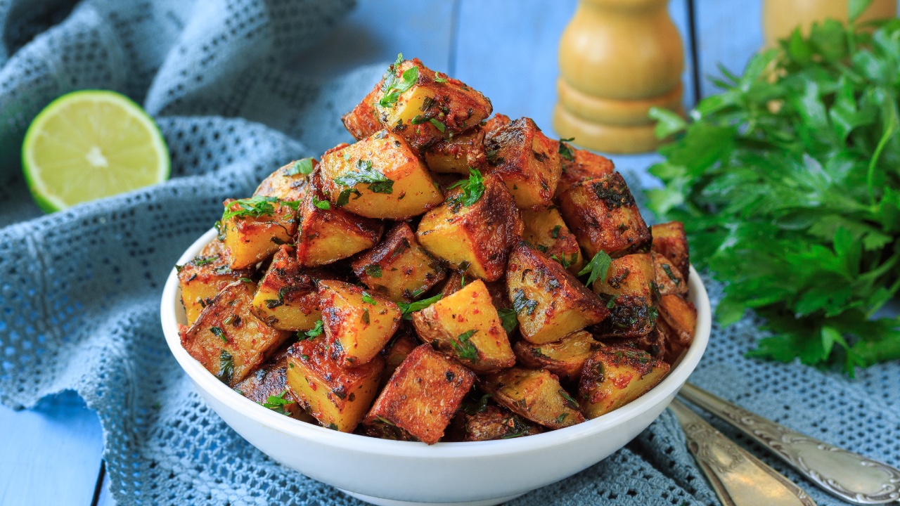 Батата харра — видео рецепт. Готовим пряную жареную картошку по-ливански! смотреть онлайн