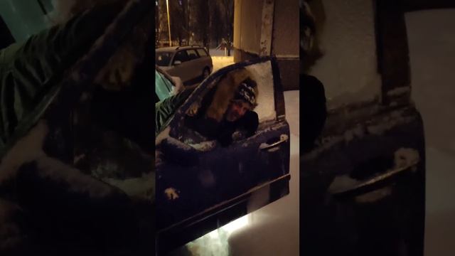 Как быстро почистить стекло в авто. смотреть онлайн