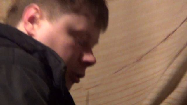 надо нажать красную кнопку смотреть онлайн