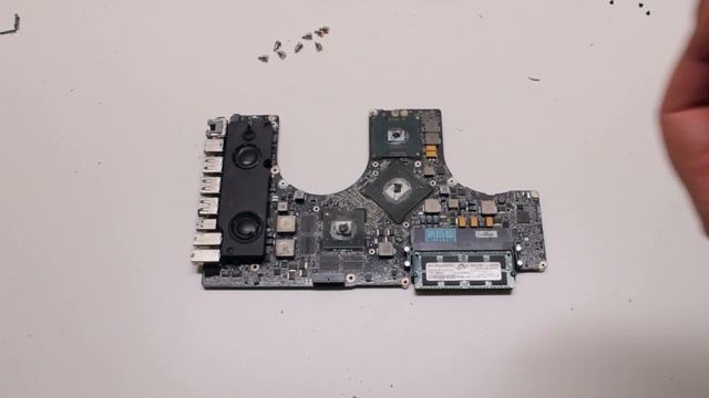 2010 Macbook Pro 17" A1297 CPU Heat Sink Replacement смотреть онлайн