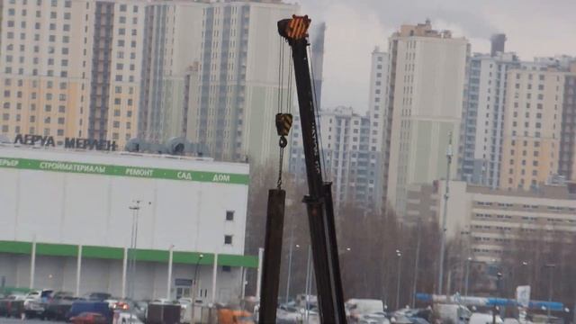 Экскаватор погрузчик подтаскивает шпунт а Автокран будет помогать смотреть онлайн