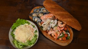 Рыбное ассорти. Салат из кальмаров