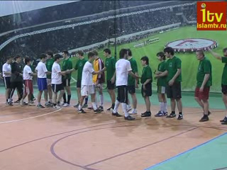 Репортаж о футбольном матче между мусульманами и христианами. смотреть онлайн