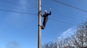 Установка уличного освещения. Монтаж фонаря. Подъём на опору. #освещение #монтаж #энергетика