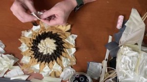 Коврик из  маленьких кусочков ткани. Рукоделие как .
