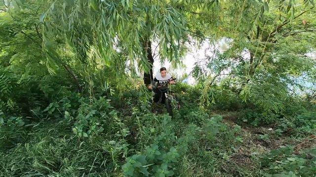 УПАЛ В РЕКУ С ОБРЫВА НА БМХ ! НЕ ЖАЛЕЮТ СВОИ БАЙКИ... смотреть онлайн