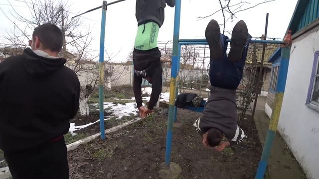 Кто дольше провесит на турнике! Челлендж вверх ногами! Кто последний упадет смотреть онлайн